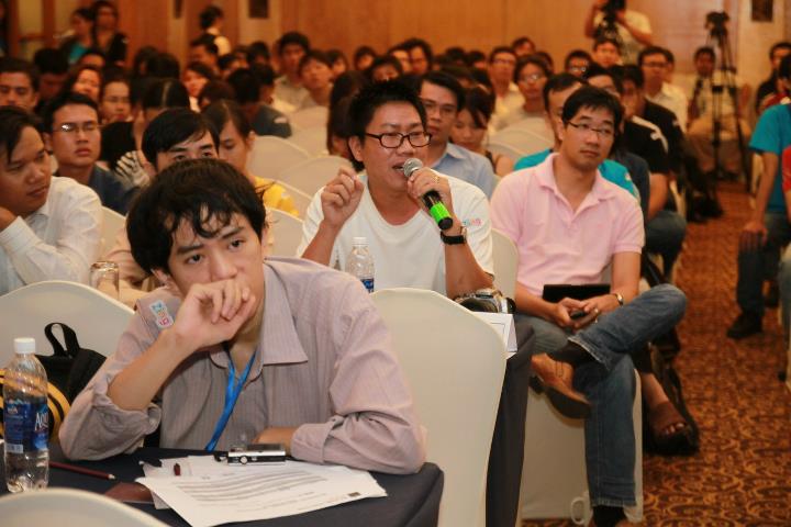 Giản. PT đặt câu hỏi tại hội thảo MXH Social Network The Open Flastform Giản. PT đặt câu hỏi tại hội thảo MXH Social Network The Open Flastform