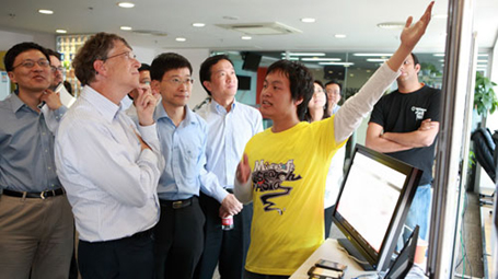 Việt Anh (giơ tay) trình bày với Bill Gates dự án MyWalk do mình thiết kế. Việt Anh (giơ tay) trình bày với Bill Gates dự án MyWalk do mình thiết kế.